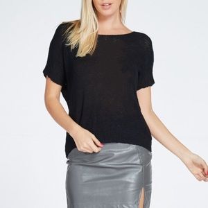 ✨✨✨Flirty Black top ✨✨✨